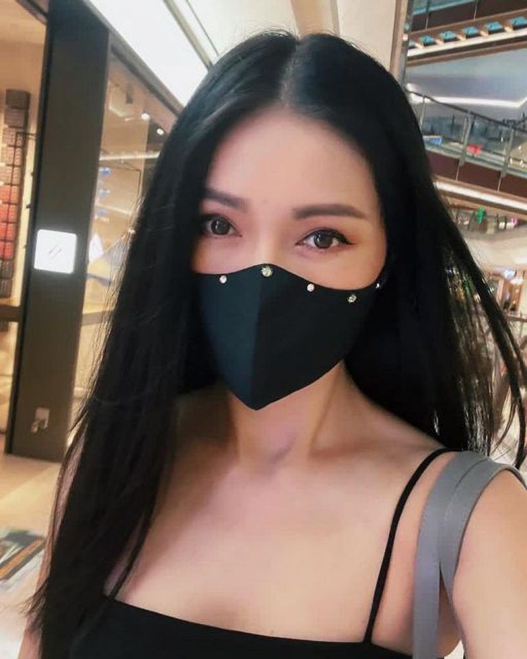Amber Chia Wearing Dazzling Dream Raw Silk Face Mask